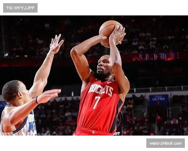 凯文-杜兰特在训练后加练投篮，为对阵独行侠的G5做准备